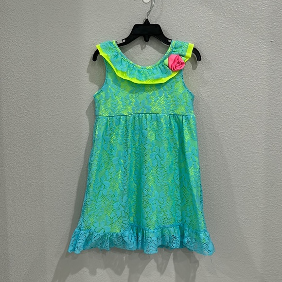 Cute dress in a bright colors - Picture 1 of 4